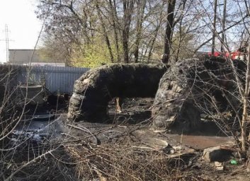 Борцы с сухостоем пошли в наступление на гаражи, теплотрассы и едва не спалили новенькое авто на ули