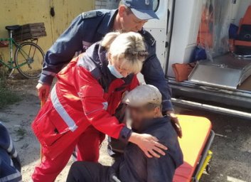 Спасатели оказали помощь дедушке, который упал в смотровую яму гаража