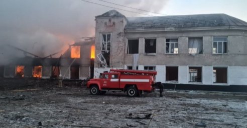 Спасатели продолжают тушить пожары и разбирать завалы