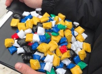 Закладчицу с крупным уловом задержали за гаражами в Харькове (ФОТО)