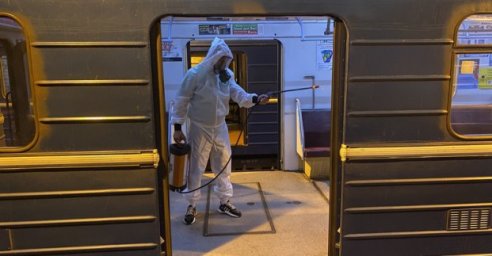 В Харьковском метрополитене показали, как моют и дезинфицируют вагоны