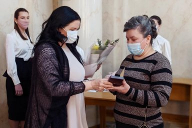 Глава Харьковской ОГА Айна Тимчук передала государственные награды выдающимся жителям области