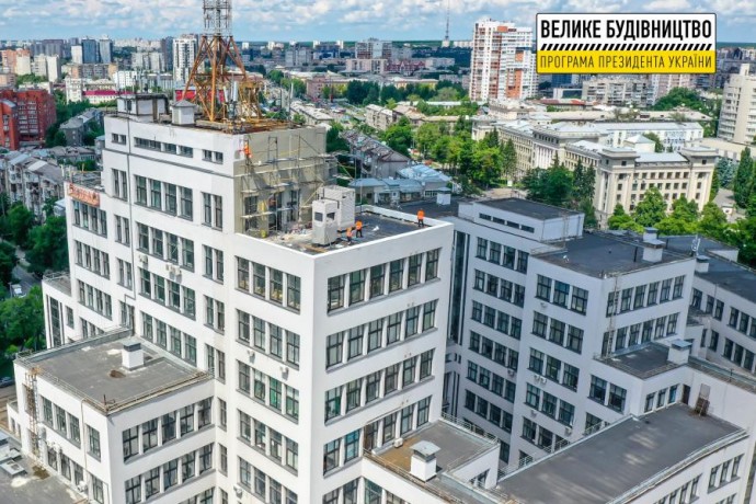 На смотровой площадке Госпрома начинают устанавливать стеклянную ограждающую конструкцию