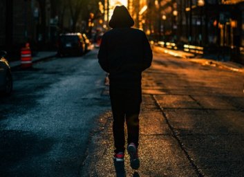 Мать и полиция сбились с ног, а пропавший подросток гостил у друга и гулял