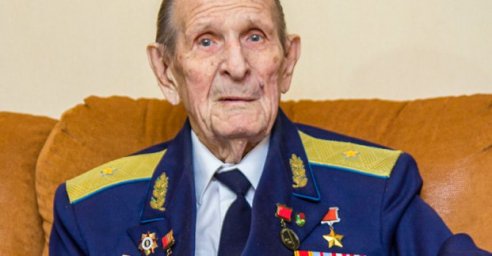 Геннадий Кернес поздравляет с днем рождения легенду авиации Михаила Карпеева