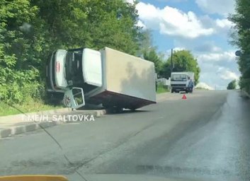 ДТП: на бок завалилась фура (ФОТО)