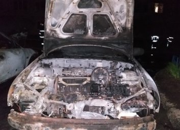 Спасатели прокомментировали ночной пожар в припаркованных на Салтовке авто (ФОТО, ОБНОВЛЕНО)