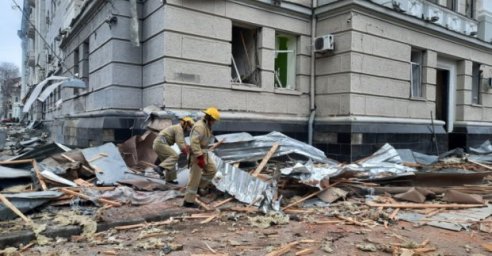 В городе продолжают разбирать завалы разрушенных зданий