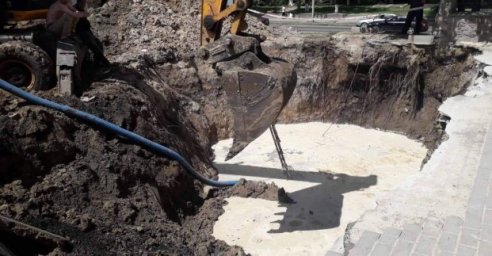 В Новобаварском районе ремонтируют водоводы