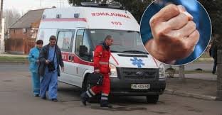 Пьяный мужчина набросился на бригаду харьковских медиков, оказывавших помощь его сыну