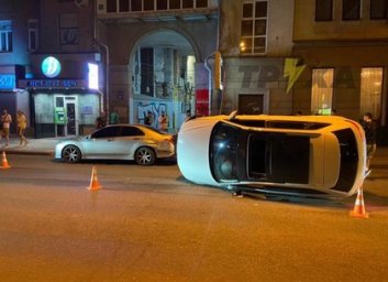 ДТП в центре: перевернулась Audi(ВИДЕО)