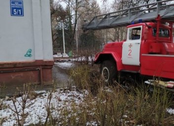 Двухлетний ребенок закрылся в квартире: вызвали спасателей (ФОТО)