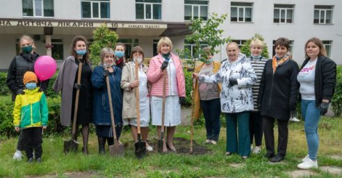 В больнице №16 поздравили детей и высадили &laquo;Аллею надежды&raquo;