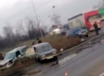 Жесткое ДТП: на Окружной столкнулись несколько машин (ВИДЕО)