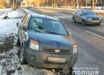 Автомобиль вылетел на обочину и сбил мужчину с младенцем в коляске