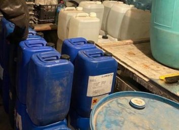 ФОТО: На подпольном производстве под Харьковом бодяжили элитный алкоголь &ndash; Прокуратура