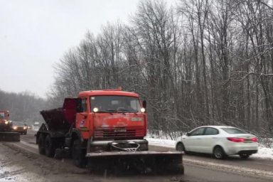 Дороги области убирают от снега 198 единиц техники