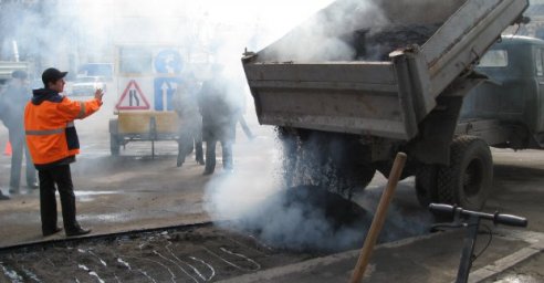 Дорожные службы ремонтируют улицу Академика Вальтера