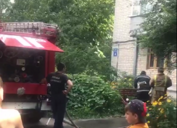 Пожар на Пятихатках - загорелась квартира (ВИДЕО)