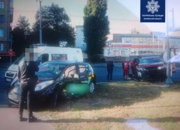 На оживленном проспекте харьковчане поспорили - чей Nissan круче? (Патрульная полиция)