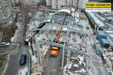 В Песочинском ФОКе монтируют колонны для будущего помещения бассейна