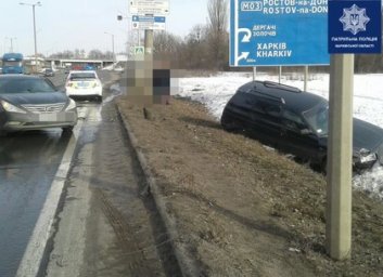 На Окружной ВАЗ столкнули с трассы в кювет