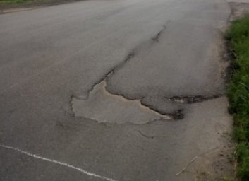 Директору, который хотел нажиться на дорожных ямах, объявили подозрение