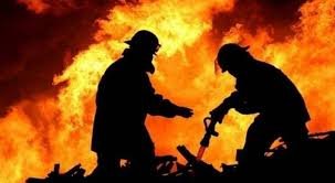 На Жихаре спасатели вывели семью из полыхающей мансарды (ФОТО)