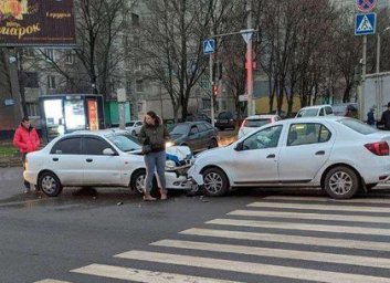 ДТП на Новых Домах: лобовая атака легковушек (ФОТО, Обновлено)