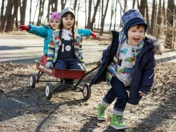 Слишком теплая одежда чаще становится причиной простуды у детей, чем легкая - врач