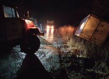 Под Харьковом автомобиль слетел со скользкой дороги в кювет &ndash; ГСЧС