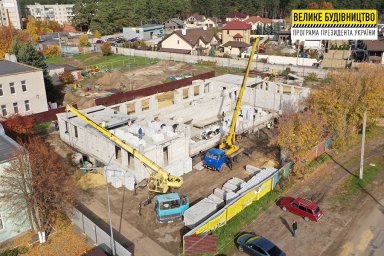 В детском саду &laquo;Теремок&raquo; кладут кирпич на втором этаже