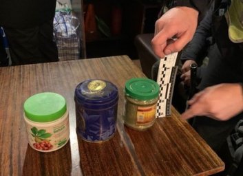 В междугороднем автобусе задержали пассажира с подозрительными баночками (ФОТО)
