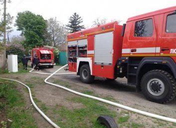На улице Партизанской под Харьковом пожар уничтожил крышу дома (ФОТО)