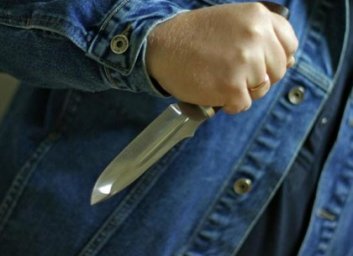 В лифте женщину пырнули ножом и забрали золотые украшения