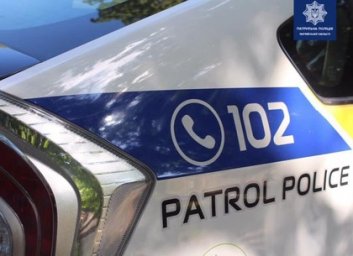 Патрульные сняли неадекватного мужчину с внешнего блока кондиционера