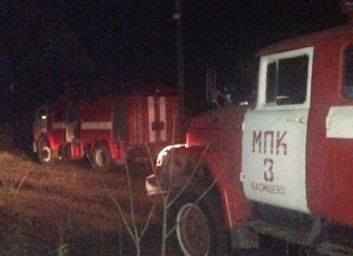 Венок над дверью не помог: пожарные 4 часа тушили дом (ФОТО)