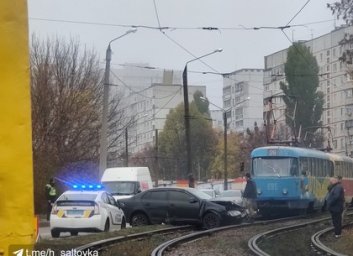 ДТП на Тракторах: автомобиль вылетел на трамвайные пути (Соцсети)