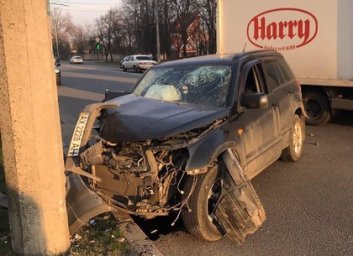 Пьяное ДТП: водила проверил столб на прочность (ФОТО, ВИДЕО)