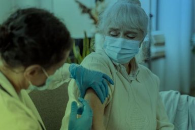 На прошлой неделе от COVID-19 вакцинировали 90 тыс. человек 60+, треть из них &ndash; силами мобильных бри