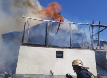 В Циркунах полыхал двухэтажный дом (ФОТО)