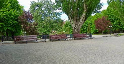 В Харькове приводят в порядок скамейки и ограждения