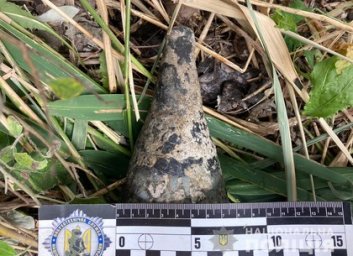 Под пешеходным мостом найден снаряд (ФОТО)