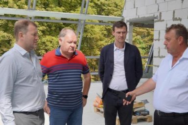 Руслан Тихонченко проверил ход строительства Изюмского ФОКа