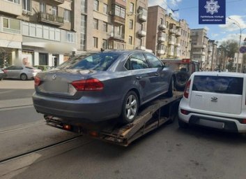 От Сумского рынка эвакуировали автомобиль, заблокировавший движение трамваев (ФОТО)