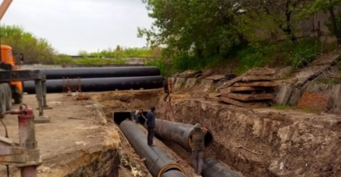 В городе продолжают перекладывать теплосети