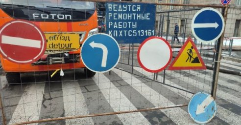 На улице Каразина тепловики устраняют дефект на трубопроводе