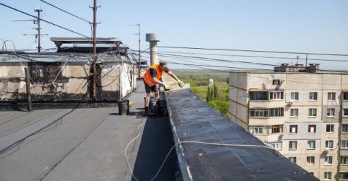 В Новобаварском районе ремонтируют крыши жилых домов