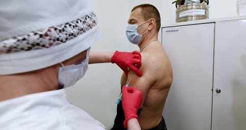  Сегодня для невакцинированных чиновников и медиков вводятся жесткие правила 