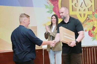  Для школьников Изюмского района передали хромбуки и планшеты фонда ЮНИСЕФ 